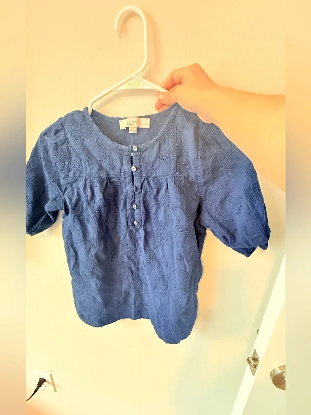 🔥🚨 FLASH SALE! $10 ONLY 🚨🔥 LOFT Navy Blue Eyelet Puff Sleeve Henley Blouse XSP❤️
